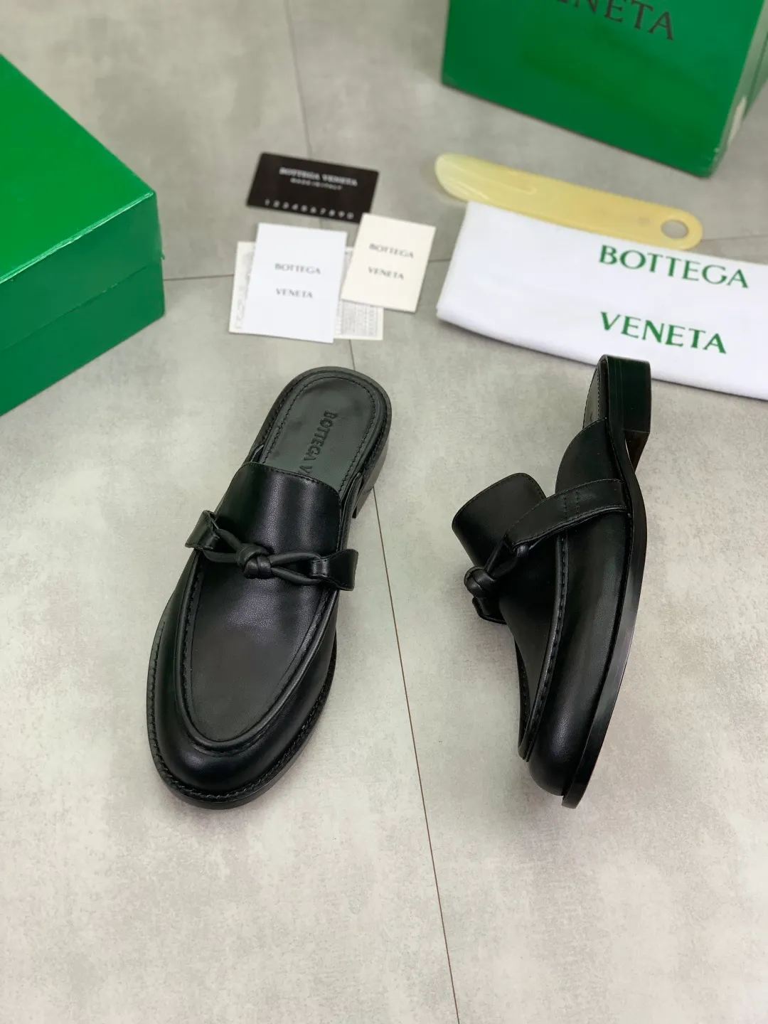 Men's shoes 💰P800 [New model] (genuine leather outsole) water-dyed cow lining 💰High-quality business couple half-slip leather shoes 💎💎💎 BOTTEGA VENETA official website synchronizes the latest top version of BV in the market, accepts material comparison, shoe type comparison, process comparison, practical and textured, versatile and suitable for any occasion, the more you look at it, the more flavorful it becomes. Purely hand-knitted craftsmanship - Upper material, calfskin imported from Italy 🇮🇹 - High-quality water-dyed cowhide lining - Original private model customized leather outsole -Size: Female 35-39 (40 ordered) Male 39-44 (38 45 can be customized) Color: Multiple colors available